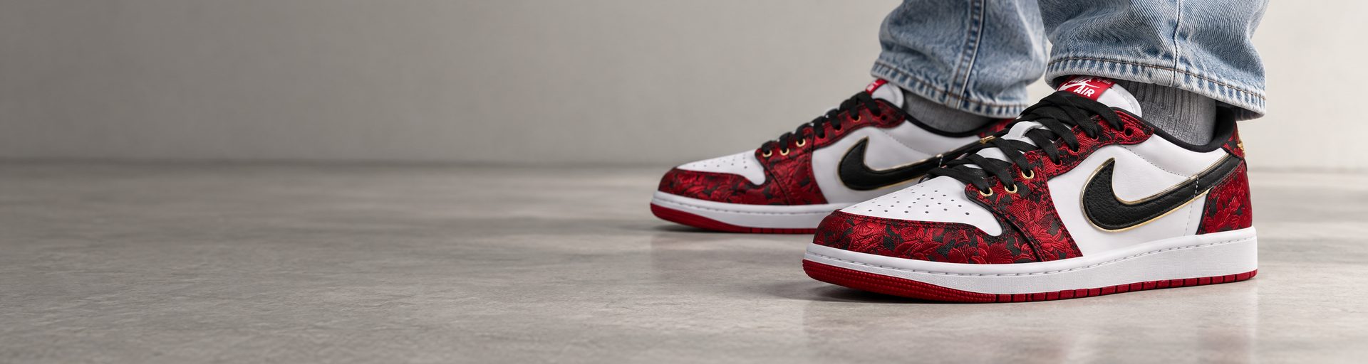 Air Jordan 1 Low Last Dance At The Garden puestas, con vaqueros