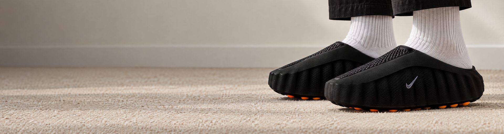 Nike Mind 001 negra puesta, con calcetines blancos