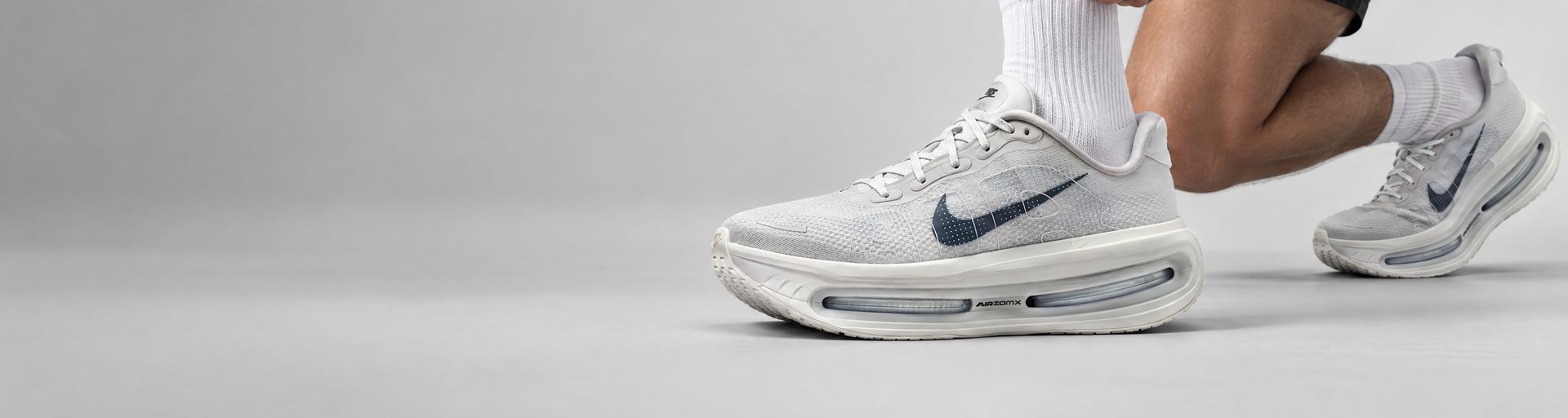 Nike Vomero Premium gris puestas, con calcetines blancos